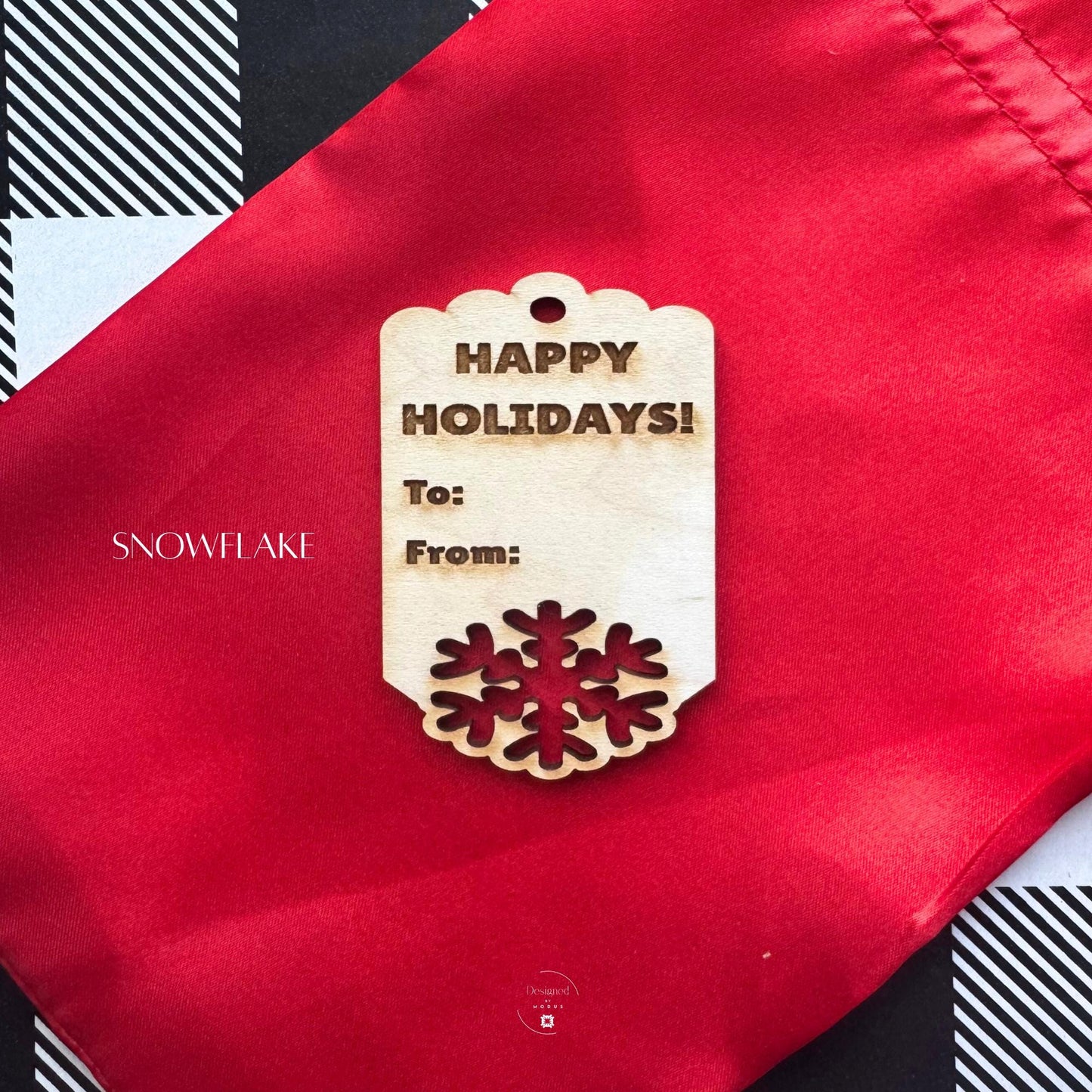 Snowflake wooden gift tag engraved with “Happy Holidays,” ideal for Christmas bag or wrapping decoration.