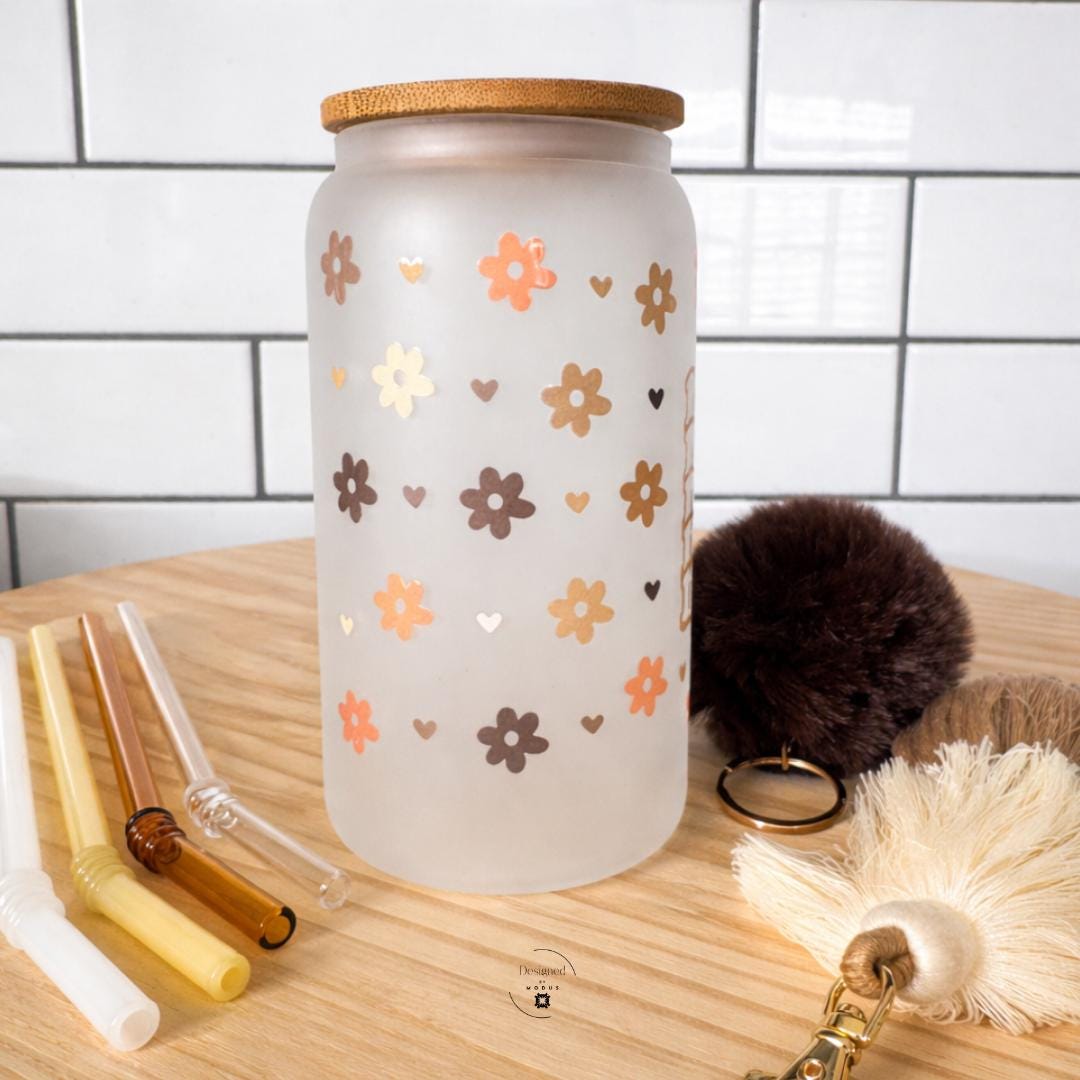 Complete Gift Set Glass Mama Tumbler Gold Text Design Heart Motif Floral Pattern Mother Day Present Birthday Gift Idea Frosted Glass Construction Bamboo Lid Feature Silicone Seal Design Four Glass Straws Included Four Keychain Accessories